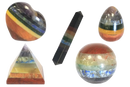 Polierte handgefertigte 7-chakra-pyramide aus edelsteinen mit mehrfarbigen horizontalen bändern bei mana shop image to zoom