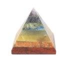 Chakra-Pyramide 30–35 mm aus sieben farbigen Edelsteinschichten, handgefertigt in Indien – spirituelle Dekoration im Mana Shop Schweiz.