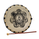 Cremefarbene handgefertigte rahmentrommel mit schwarzen chakra symbolen und holz-trommelstock 25 cm schamanische trommel