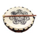 Runde cream-farbene handgefertigte rahmentrommel mit schwarzen chakra-symbolen und trommelstock 25 cm