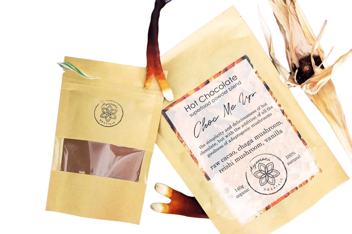 Ayamani Naturals Choc Me Up Tee mit adaptogenem Kakao, Pilzen Reishi und Chaga, cremig-mokkaartige Getränkezubereitung.