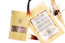 Goldgelbe wiederverschließbare tasche der ayamani naturals pilz mocha mischung mit reishi und chaga inhalt und klarem fenster
