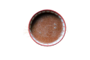 Pink keramiktasse mit gelbem griff gefüllt mit schaumigem schokoladengetränk choc me up von ayamani naturals pilz mocha mischung reishi