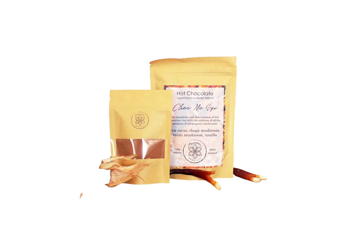 Tasse mit Choc Me Up adaptivem Kakao- und Pilz-Mocha-Tee von Ayamani Naturals, mit Reishi und Chaga.
