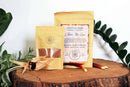 Ayamani Naturals Choc Me Up Adaptogener Kakao- und Pilz-Mocha-Tee mit Reishi und Chaga, in einer Tasse auf einem Holztisch.
