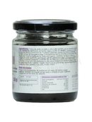 Ein glas mit schwarzem deckel enthält ein dunkelbraunes chyawanprash traditionelles ayurvedisches elixier mit amla-frucht