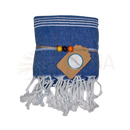 Blauer classic hamam towel mit weißen streifen und fransigen kanten, traditionell gewebte hamam handtuchstruktur