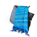 Classic hamam handtuch 50 × 90 cm mit blauen streifen und weißen fransen traditionell gewebt auf holzbank drapiert