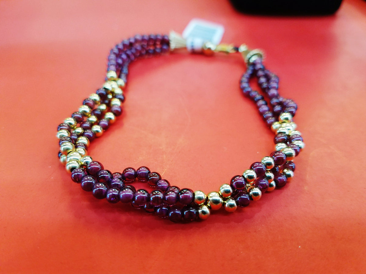 Handgefertigte Armband aus violetten Amethyst-Perlen und goldenen Akzenten