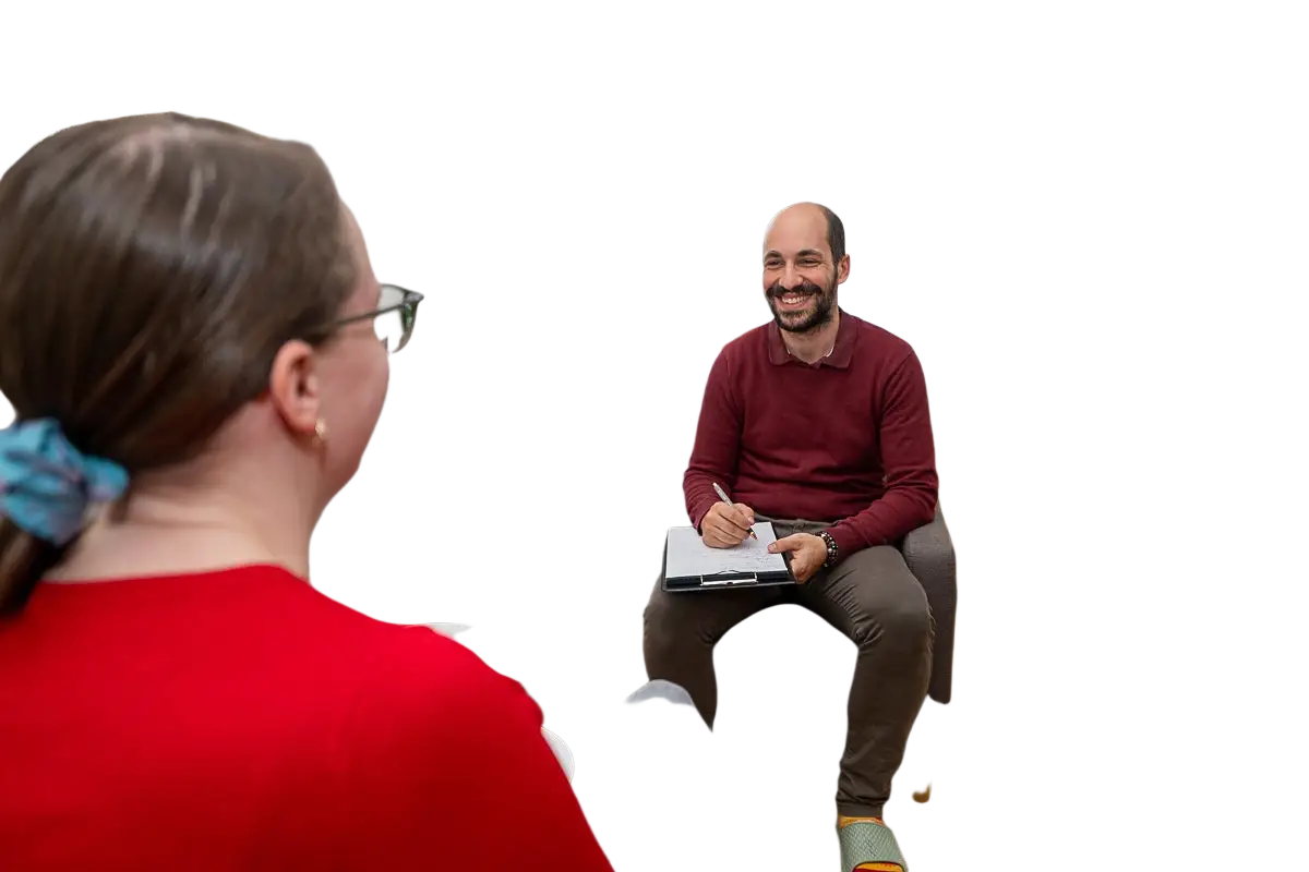 Coaching 60 Minuten bei Mana Shop, Mann trägt graues Hemd, sitzt in bequemen Ohrensessel, entspannte Atmosphäre