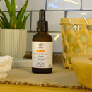 Gesichtsmassageöl von COMPTOIR DES HUILES Green Expert für fettige Haut, flüssige Textur in einer transparenten Flasche.