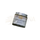 Ein glas mit silberdeckel und weißem etikett mit organic shea butter von comptoir des huiles für haut und haar