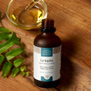 Natürliches Jojobaöl von Comptoir des Hules, Haut- und Haarpflege in einer Flasche, detailreiche Ansicht der Naturkosmetik-Körperpflege