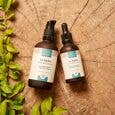 Jojobaöl von Comptoir des Hules, Naturkosmetik für Haut- und Haarpflege, Flasche mit goldener Flüssigkeit vor weißem Hintergrund
