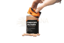 Ein hand hebt den leuchtend orange-braunen deckel von fühlt Supreme cordyceps militaris pilzkapseln für natürliche energie