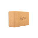 Ein tanfarbener kork yoga-block mit der marke myga graviert, erhältlich im mana shop