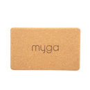 Ein tanfarbener kork yoga-block mit dem eingravierten myga logo von mana shop für yogapraxis
