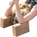 Zwei beige kork yoga-blocks mit myoga gravur ideal für yogaübungen im mana shop