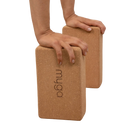 Tan kork yoga-block mit mygga gravur seitlich aus dem mana shop für yogastellungen und balance