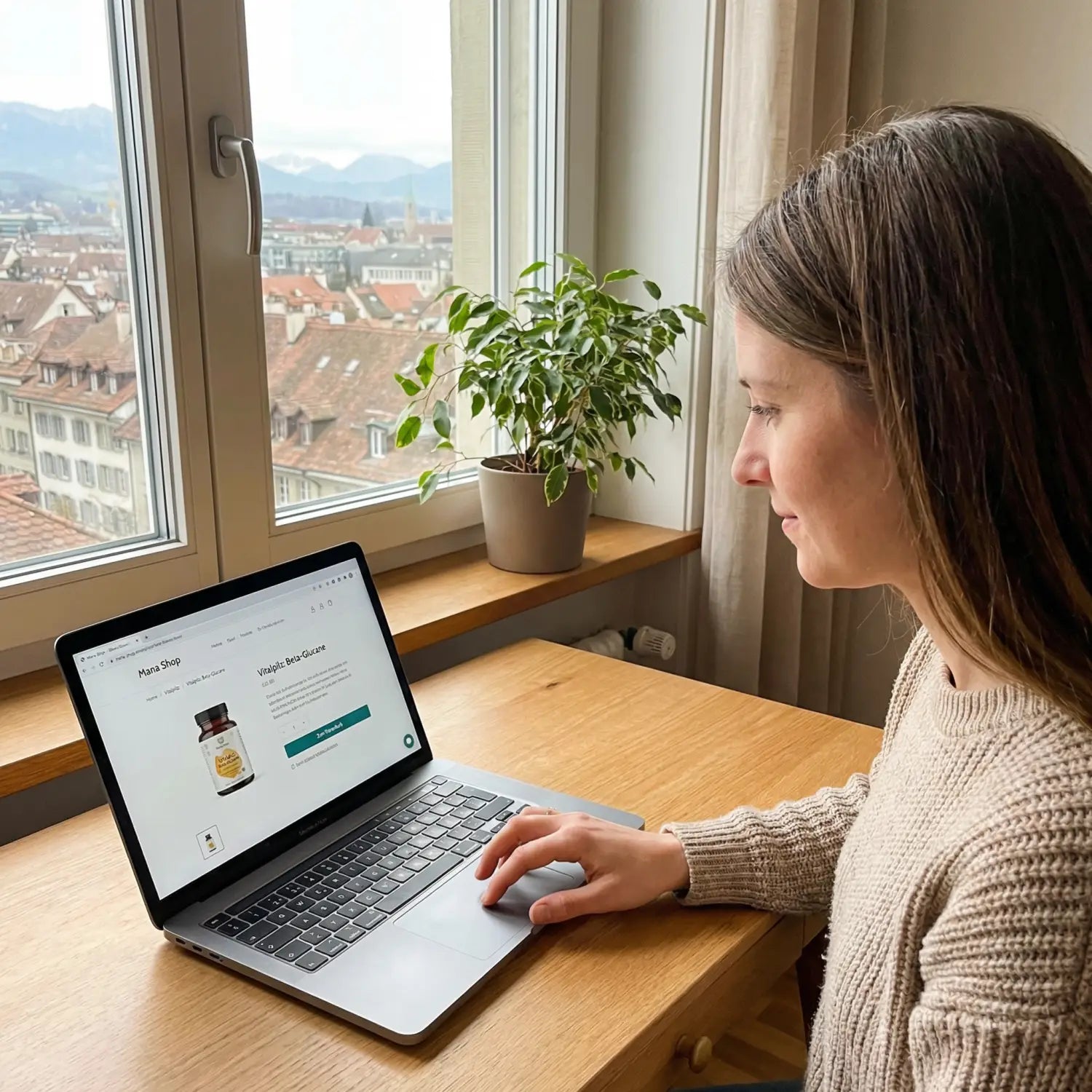 Frau kauft Vitalpilze online vom Mana Shop am Laptop in Bern