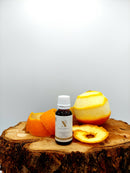 Ätherisches Süßorangenöl von d'Natureza, reines ätherisches Öl, in einer Flasche auf weißem Hintergrund.