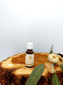 Ätherisches Eukalyptusöl von d'Natureza, 100% rein, in 20 ml Flasche, zeigt die Flasche mit Eukalyptusblättern.