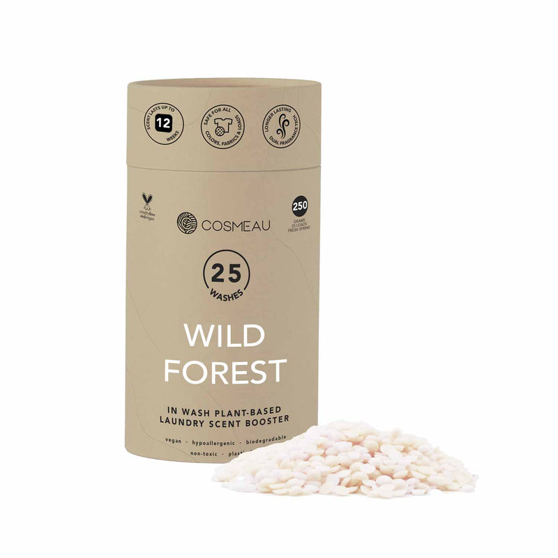 Cosmeau In-Wash Wäscheduft-Booster im Duft "Wild Forest", 250 Gramm (25 Wäschen), hebt seinen langanhaltenden Duft (bis zu 12 Wochen), Sicherheit für alle Farben/Stoffe und Dual-Duft-Technologie hervor. Es ist auch vegan, hypoallergen, biologisch abbaubar, ungiftig und plastikfrei. Ein Haufen weißer Duftperlen liegt neben der Verpackung.