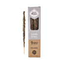 Sagrada Madre Räucherstäbchen Verpackung für den Duft Weißer Salbei (Salvia Blanca). Die Schachtel enthält 9 dicke Stäbchen (varillas gruesas) aus der Kräuterlinie (Línea Hierbas), wobei ein Stäbchen sichtbar ist, und ist als 100 % natürlich gekennzeichnet.
