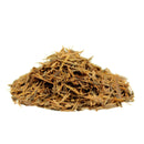 Ein Haufen Lapacho-Rinde auf einem weißen Hintergrund.