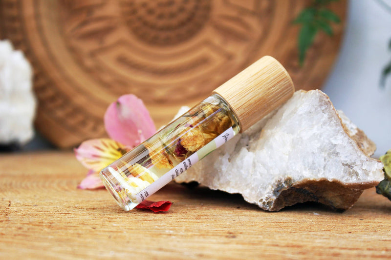 Herz-Chakra-Öl mit Kristallen, Kräutern und ätherischen Ölen