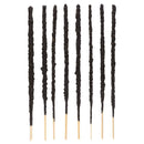 Eine Nahaufnahme von acht dicken, handgerollten Räucherstäbchen, die aufrecht in einer Reihe stehen. Sie sind mit einem dunklen, harzigen Material auf hellen Holzbasen beschichtet.