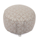 Draufsicht auf ein beiges rundes Meditationskissen mit weißem Ornamentmuster, plissierten Seiten und kleinem Logo-Etikett, auf weißem Hintergrund.