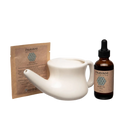 Weißes keramisches neti mit gebogenem ausguss und griff im ayurvedische neti nasya set ritual der nasenpflege