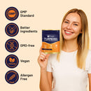 Eine Frau hält einen Beutel Prowise Kurkuma-Präparat neben Symbolen für GMP-, Vegan- und gentechnikfreie Standards.