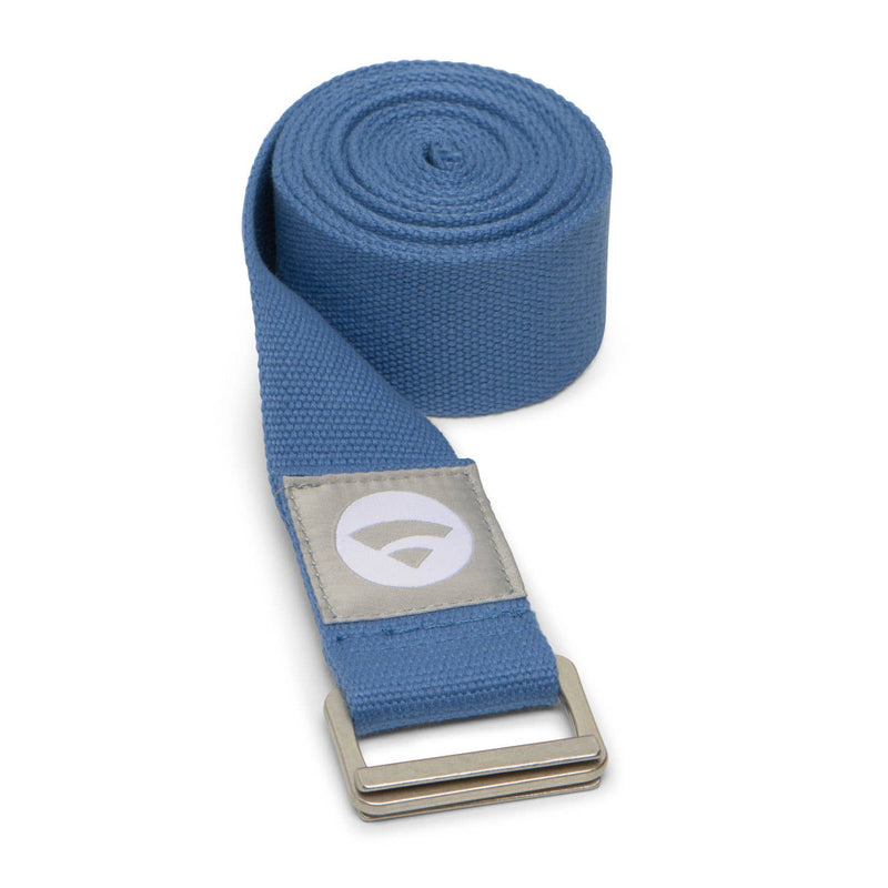 Blauer Yogagurt mit Metallschnalle und Logopatch, aufgerollt zur Aufbewahrung oder zum Transport.