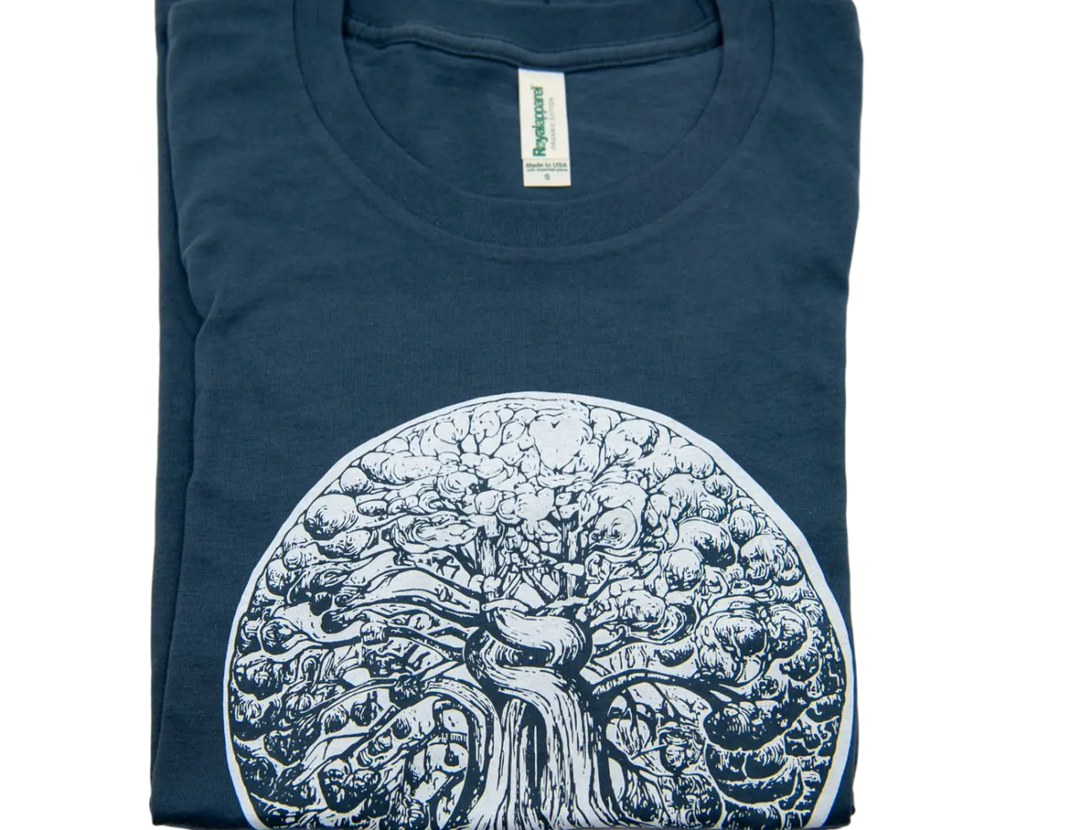Bio T-Shirt Wurzelbaum des Lebens von Mana Kendra, handbedruckt in Bern, aus 100 % Bio-Baumwolle, navy farben, Kleid.