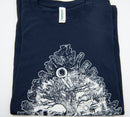 Bio T-Shirt „Wurzelbaum des Lebens“ von dbkprints, handbedruckt in Bern, aus 100 % Bio-Baumwolle, dunkelblau, Kleidungsstück