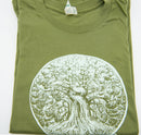 Bio T-Shirt „Lebensbaum“ von dbkprints, handbedruckt in Bern, aus 100 % Bio-Baumwolle, olivgrün, mit Baumdesign.