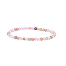 Ein zartes Perlenarmband mit kleinen, runden Steinen in sanften Rosa-, Beige- und Grautönen.