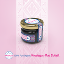 Ein Glas Himalaya Mad Shilajit auf rosafarbenem gemustertem Hintergrund mit Produktbranding.