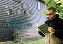 Ein Mann mit schwarzer Sonnenbrille und Fleecejacke steht draußen vor einem dunklen Holzgebäude und liest ein Buch. Das Bild wirbt für einen Artikel (wahrscheinlich die Lochbrille) mit dem Text-Overlay: „CAN BE WORN WHEN READING I USE THESE EVERY NOW AND ZEN“ und der Website „ANCIENTPURITY.COM“.