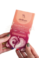 Rosa und magentafarbene delikao love tonic passion schokolade 71% dunkel mit herzdesign und karamell passionfrucht