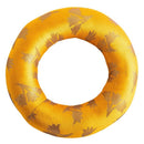 Gelbes, ringförmiges Klangschalenkissen mit gold-braunem, eingewebtem Muster.