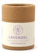 Ein kleiner zylindrischer brauner Pappbehälter mit einem weiß-violetten Etikett für „LAVENDEL“-Räucherwerk.