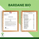 Zwei gerahmte offizielle Dokumente, die die Qualität von „Bardane Bio“ belegen. Links ist eine Bescheinigung der DGCCRF zu sehen, rechts ein Bio-Zertifikat, das verschiedene Bioptimal-Produkte auflistet.