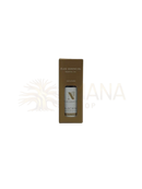 Eine minimalistische glasflasche mit d’natureza rosmarinöl in einer matten braunen box mit goldener schriftmana shop