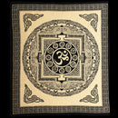 Schwarz-weißer cotton doppeldecke wandbehang mit om mandala und celtic knotwork ideal für ritualtuch meditationsräume
