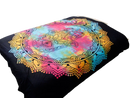 Vibrante regenbogen tie dye doppelbettdecke aus baumwolle mit hamsa schwarz mandala design als ritualtuch und wandteppich