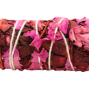 Ein 10 cm gebündelter blood love salbei mit roten getrockneten rose petalen und weißer schnur vom mana shop