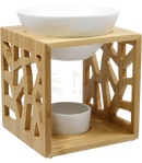 Eine weiße keramikschale auf einem hellen bambusrahmen mit geometrischen aussparungen der duftlampe venus